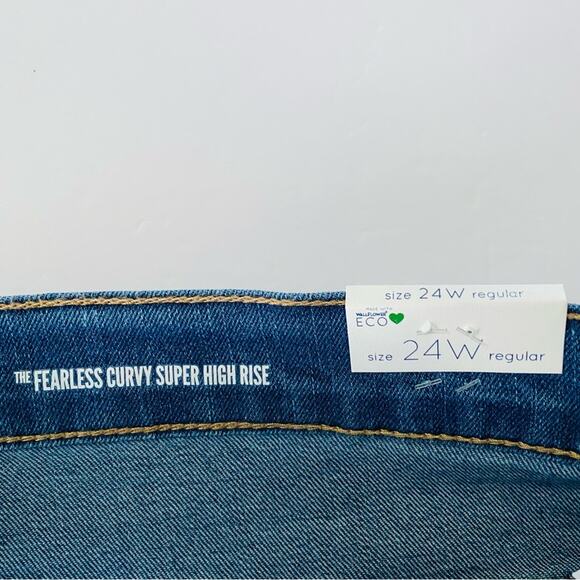 Wallflower | Fearless Curvy Super High Rise Distressed Jean Shorts NWT 24W - Picture 6 of 9